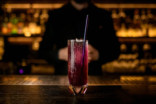 Close-up van paarse cocktail op Bar teller — Stockfoto