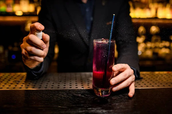 Крупним планом знімок бармена, що розбризкує алкогольний коктейль — стокове фото
