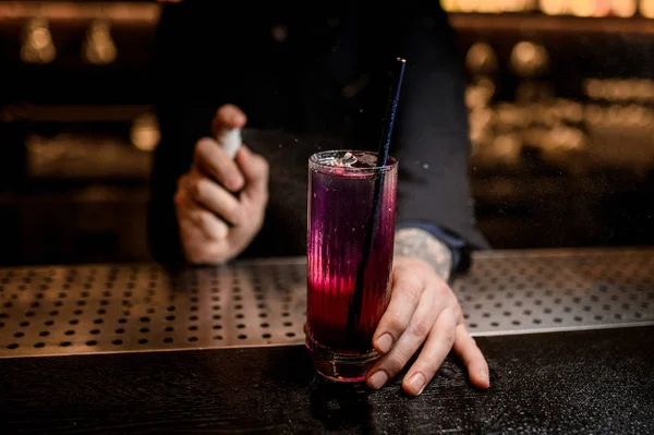 Close shot van barman spuiten op alcohol cocktail — Stockfoto