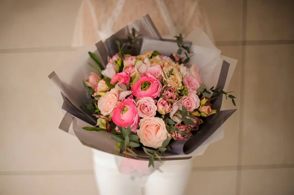 Fille tenant un bouquet de printemps de roses pivoines roses tendres — Photo