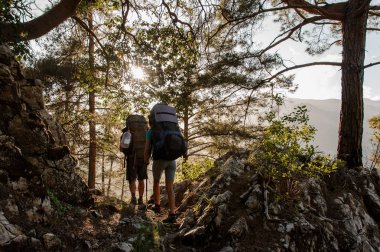 Sırt çantaları ormanda dolaşan iki gezgin