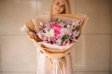 Kadın elinde sarma zanaat büyük buket