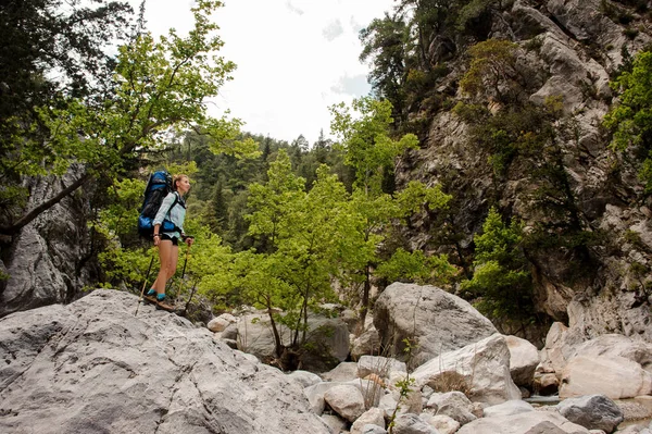 Vrouwelijke wandelaar reist door rotsen in Canyon — Stockfoto