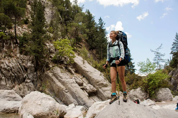 Vrouwelijke wandelaar reist staande op stenen in Canyon — Stockfoto