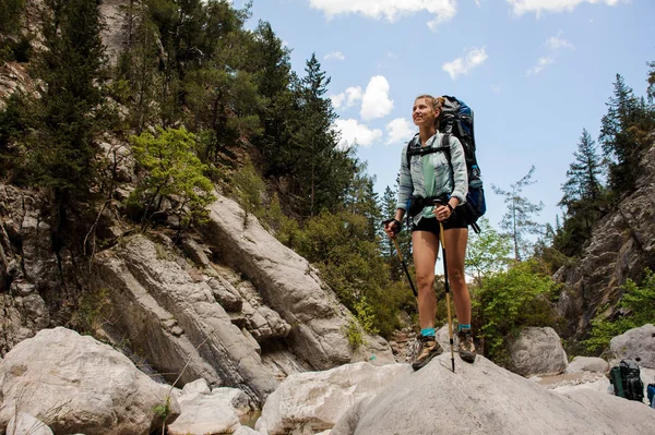 Vrouwelijke wandelaar reist poseren op stenen in Canyon — Stockfoto