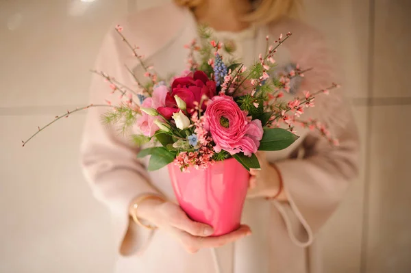Feche o tiro de flores rosa no pote — Fotografia de Stock