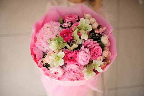 Primo piano di mazzo di vari fiori rosa — Foto Stock