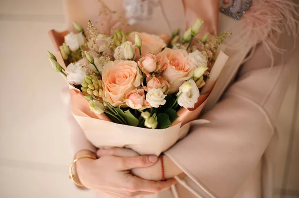 Lush bouquet of roses in peach wrapping — Stock Photo, Image