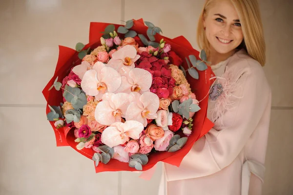 Menina feliz com buquê de rosas e íris — Fotografia de Stock