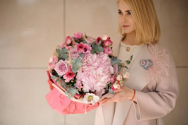 Jeune femme avec un bouquet de fleurs incroyable — Photo