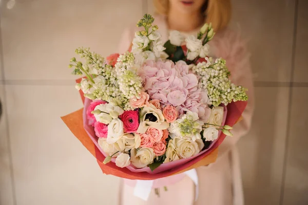 Frau mit einem Strauß zarter rosa und weißer Blumen — Stockfoto