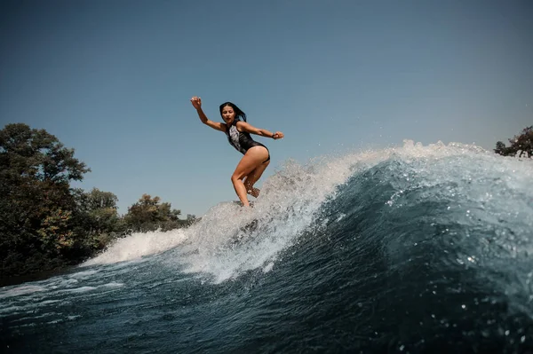 ブルネットの女性は、海のサーフボードでサーフィン — ストック写真
