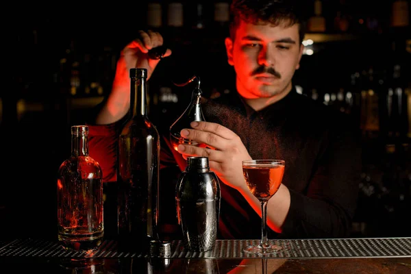 Bartender besprutning från spridaren på den läckra cocktail i glaset — Stockfoto