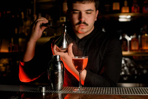 Barman profesional pulverización desde el difusor en el cóctel en el vaso —  Fotos de Stock
