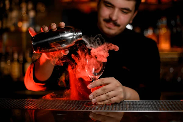 Cantinero con bigotes echando humo en la copa de cóctel de la coctelera — Foto de Stock