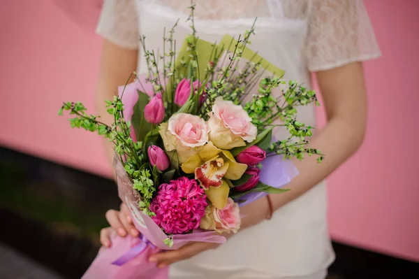 Üppiger Strauß von Rosen, Iris und Tulpen — Stockfoto