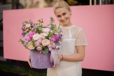 Kutusunda şakayık ile buket ile Neşeli kız