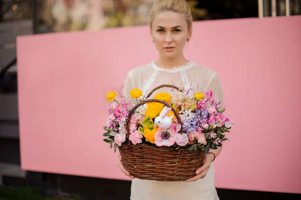 Portrait of girl with bouquet in flower basket — Stock Photo, Image