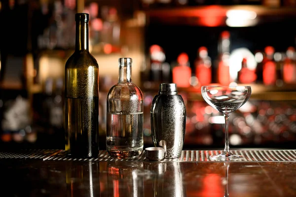 Дві пляшки, шейкер і склянка на барній стійці — стокове фото