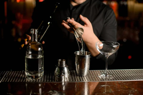 Nahaufnahme des Einfüllens von Cocktails mit einem Shaker — Stockfoto