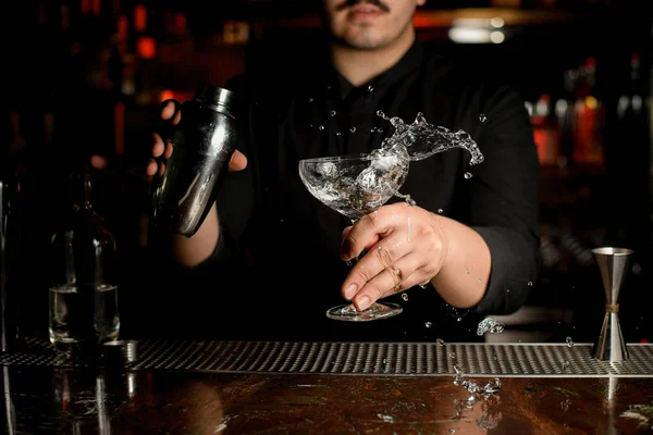 Barman secouant l'alcool dans le verre au comptoir — Photo