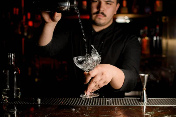 Barman giet alcohol van Shaker naar glas — Stockfoto