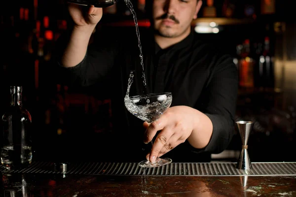 Barman gieten alcohol van Shaker naar glas — Stockfoto