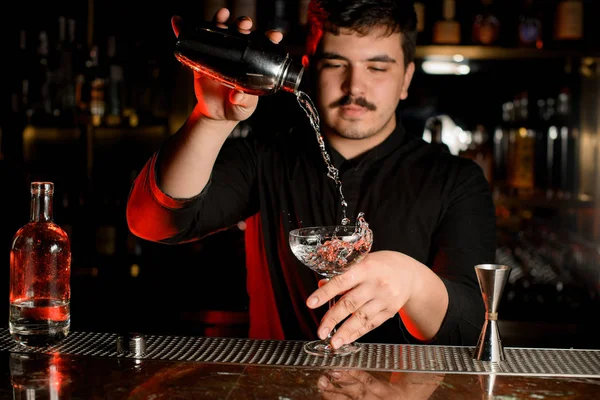 Barman maakt een alcohol drankje met Shaker — Stockfoto