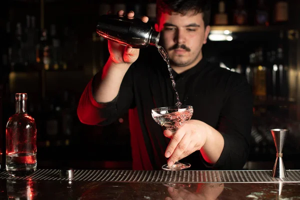 Barmen shaker ile bir alkol içecek dökme — Stok fotoğraf