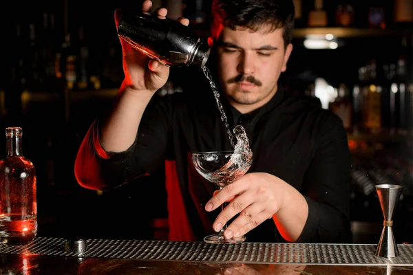 Barman preparando uma bebida alcoólica com agitador — Fotografia de Stock