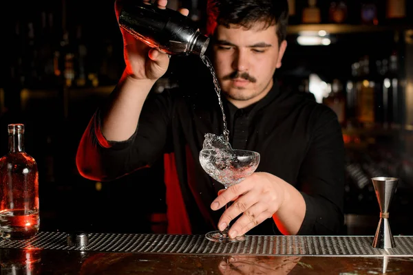 Barman mengen van een alcohol drinken met Shaker — Stockfoto
