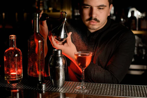 Bartender usando pulverizador para fazer um coquetel — Fotografia de Stock