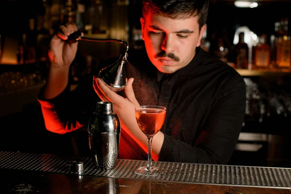 Bartender using pulverizer to make a cocktail — Stock Photo, Image