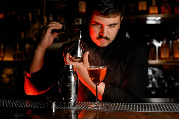 Бармен використовує млин, щоб налити коктейль — стокове фото