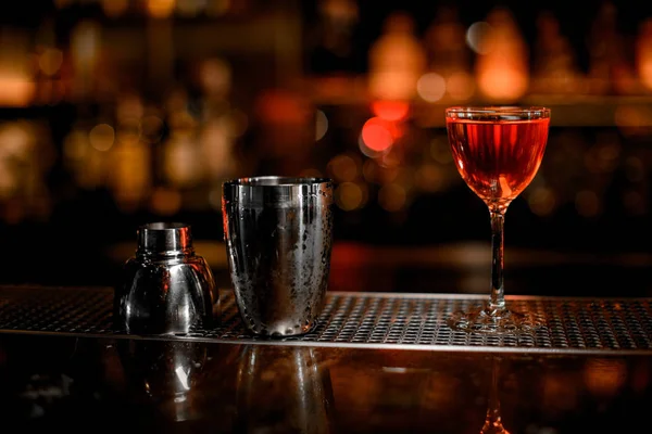 Shaker és az üveg egy bárban pult — Stock Fotó
