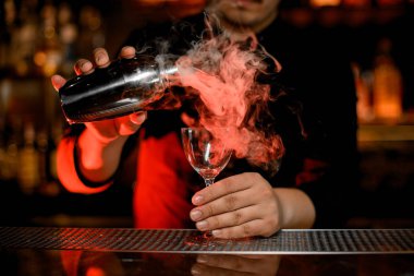 Barmen shaker cam buharlı kokteyl dökme