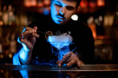 Barmen alkol kokteyl limon dilimi koyarak