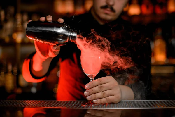 Bartender makes steamy alcohol cocktail with shaker — Stock Photo, Image