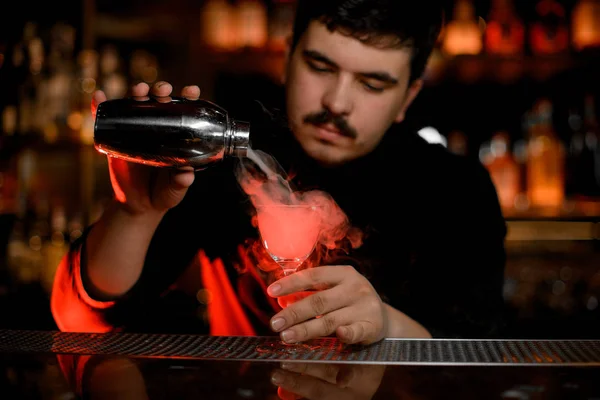 Barman maken stomende alcohol cocktail met Shaker — Stockfoto