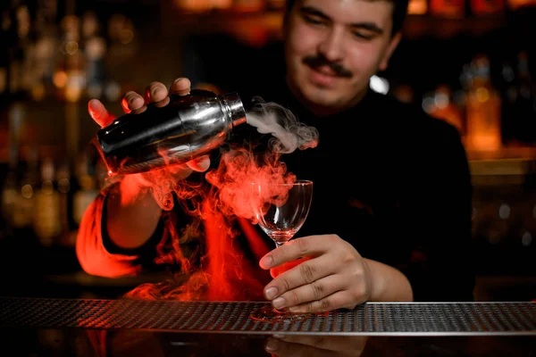Barman com shaker prepara um coquetel de álcool — Fotografia de Stock