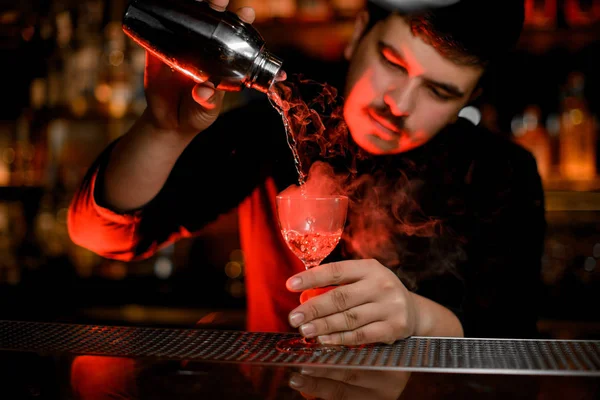 Cantinero con coctelera preparando un cóctel de alcohol —  Fotos de Stock