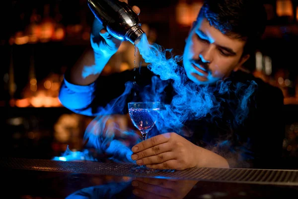 Barkeeper verwendet Shaker, um ein Alkoholgetränk zuzubereiten — Stockfoto