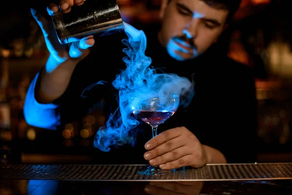 Barkeeper verwendet Shaker, um einen Alkohol-Cocktail herzustellen — Stockfoto