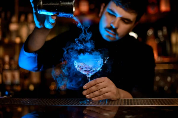 Barkeeper verwendet Shaker, um einen Alkoholcocktail zu machen — Stockfoto