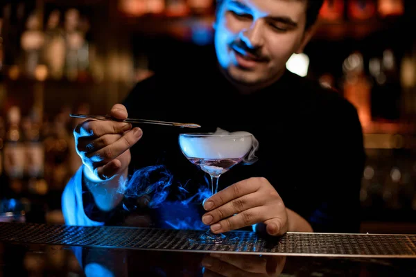 Barman adicionando fatia de limão no coquetel de álcool — Fotografia de Stock