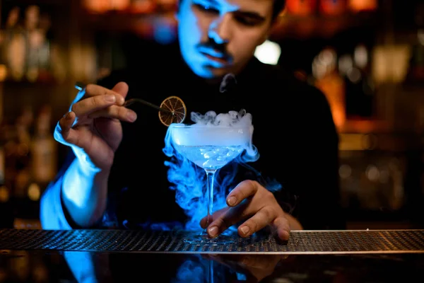 Barman coloca fatia de limão no coquetel de álcool — Fotografia de Stock