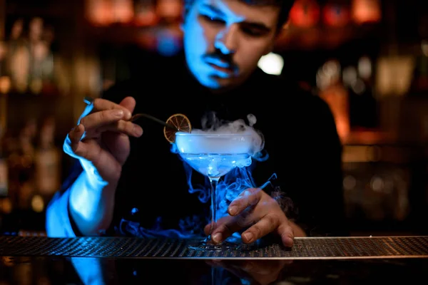 Barman colocando fatia de limão no coquetel de álcool — Fotografia de Stock