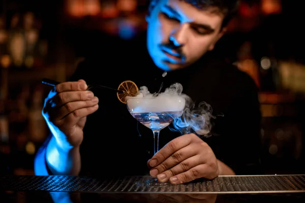 Barman voegt citroen slice in alcohol drinken — Stockfoto