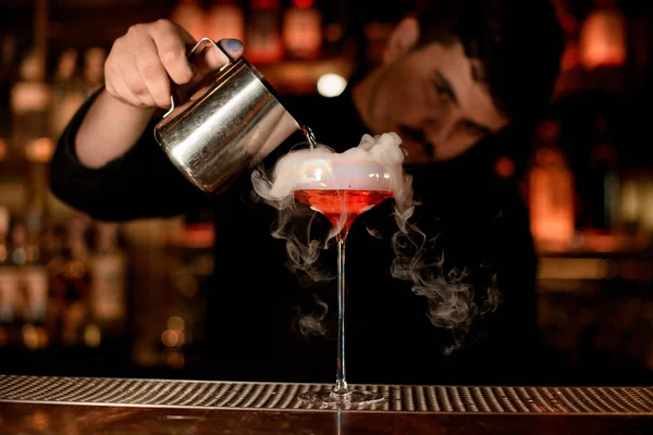 Barkeeper gießt Cocktail aus einem Stahlbecher — Stockfoto