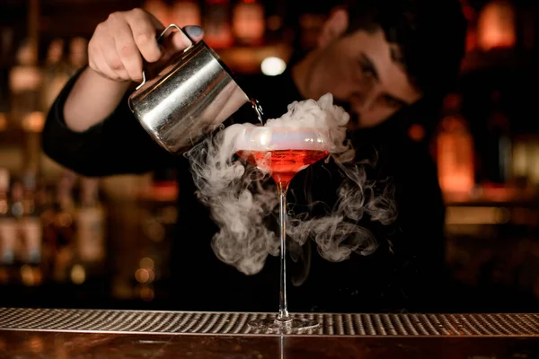 Barman bereidt een cocktail van een stalen mok — Stockfoto